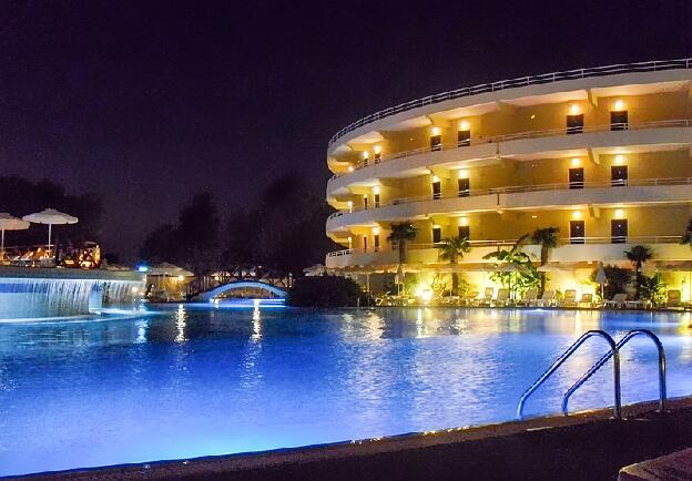Swimmingpool bei Nacht - Hotel Kalithea Mare Palace Rhodos