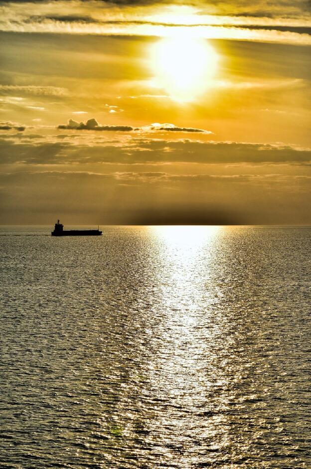 Frachtschiff auf der Ostsee bei Sonnenuntergang