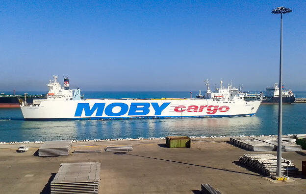 Frachtfähre MASSIMO M (IMO: 7411387) von Moby Lines in Livorno, Italien