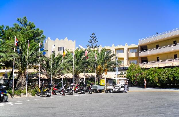 Parkplatz und Eingang - Hotel Kalithea Mare Palace Rhodos